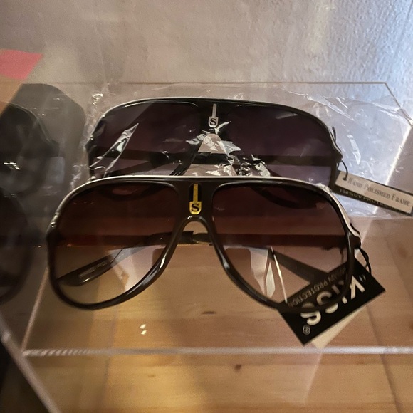 🕶️ - Picture 2 of 7